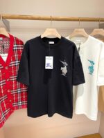 Abbigliamento casual con T-shirt nera e bianca e cardigan a righe in boutique elegante.