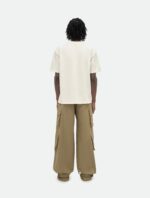 Stile streetwear casual con pantaloni cargo, t-shirt beige e scarpe chunky, vista posteriore.