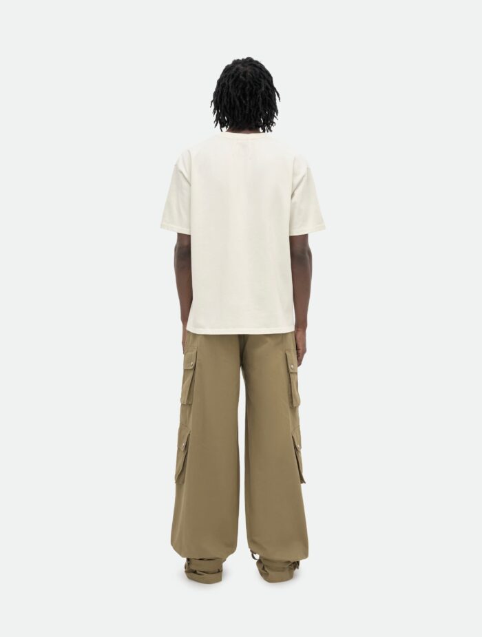 Stile streetwear casual con pantaloni cargo, t-shirt beige e scarpe chunky, vista posteriore.