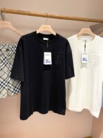 Magliette minimaliste nere e bianche con shorts quadri, stile casual elegante per il tempo libero.