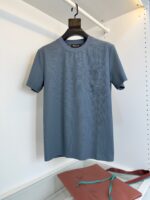 T-shirt blu menta casuale con taschino, stile minimalista e versatile, su sfondo bianco naturale.