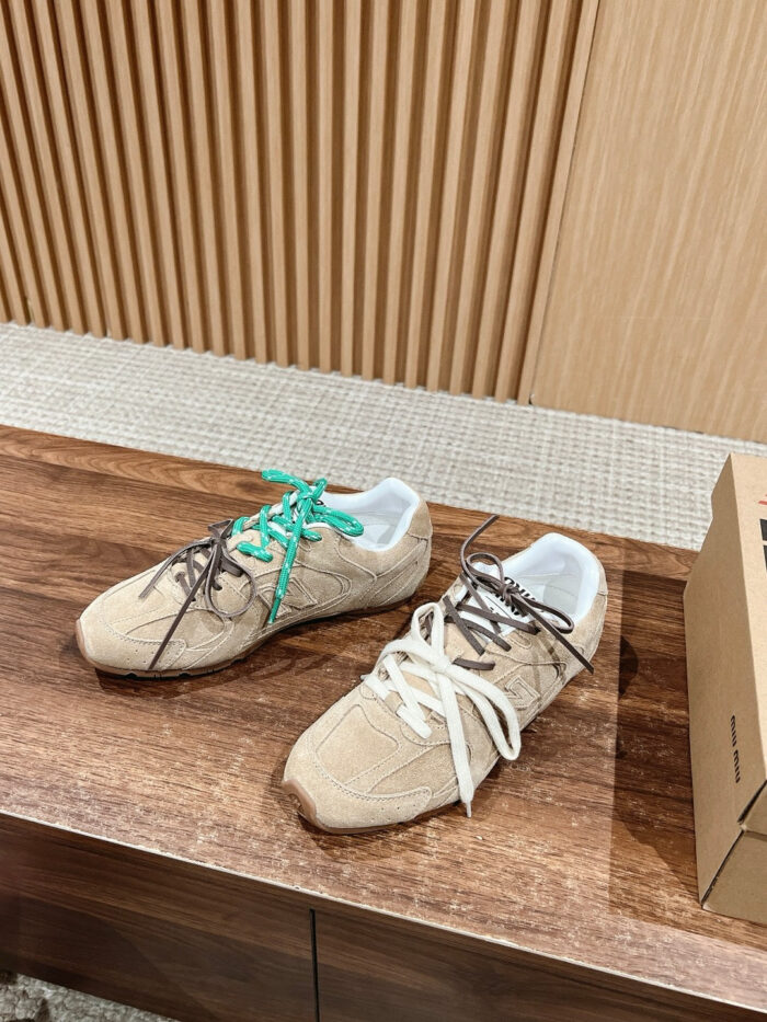 Scarpe casual mismatched con lacci colorati su tavolo di legno, stile moderno e originale.