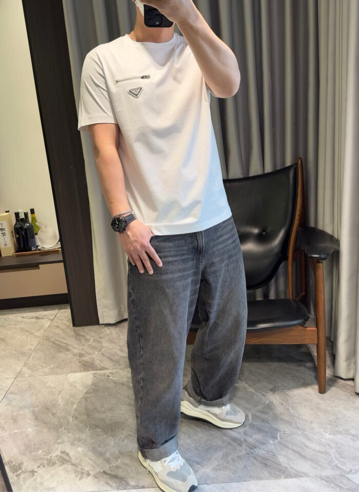 Look elegante casual con jeans, sneakers bianche e stile moderno in interni minimalisti.