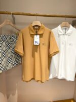 Set polo casual e shorts a quadri, stile versatile e alla moda in esposizione elegante.