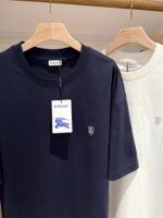 T-shirt casual navy e crema con ricamo, stile moderno e alta qualità, ideale per ogni occasione.