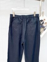 Pantaloni navy elasticizzati con tasche posteriori, stile casual e vestibilità comoda.