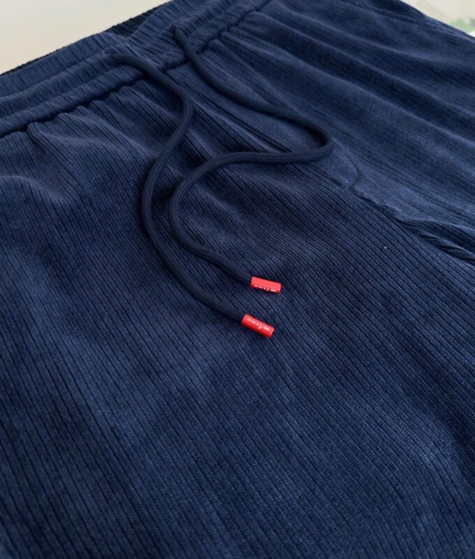 Pantaloni jogger navy con elastico, cordino a contrasto e tessuto morbido rigato.