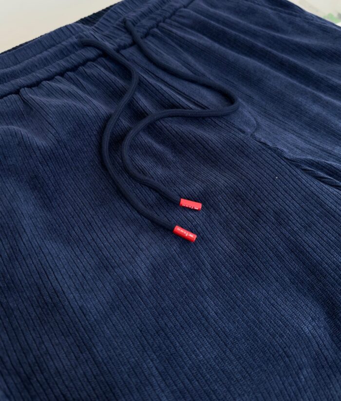 Pantaloni jogger navy con elastico, cordino a contrasto e tessuto morbido rigato.