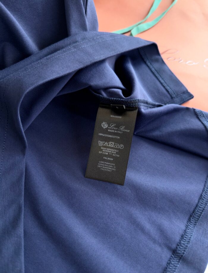 Maglietta navy casual con etichetta minimalista, tessuto morbido e stile elegante per ogni giorno.