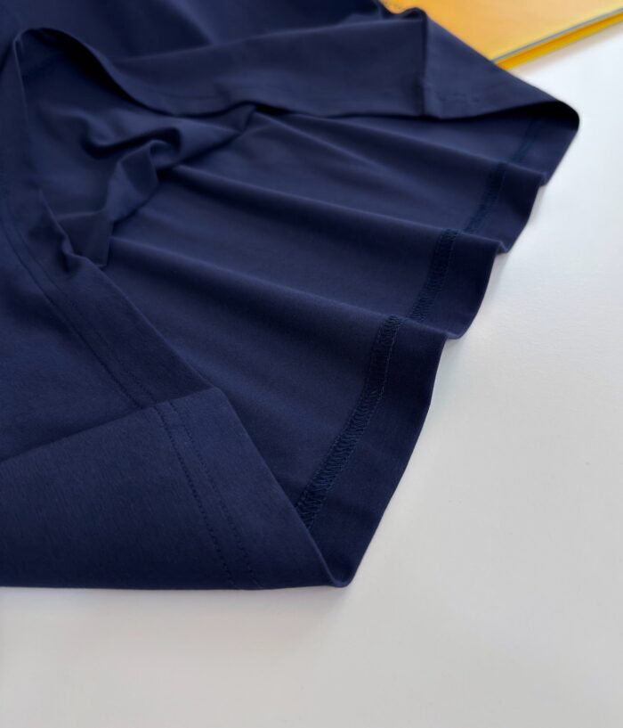 T-shirt navy blue casual con dettagli di cucitura e contrasto caldo, stile elegante e versatile.