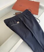 Pantaloni casual navy con elastico in vita e tasca zip, eleganti e comodi per ogni occasione.