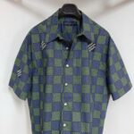 Camicia casual a quadri blu navy e verde con dettagli retrò e tessuto leggero respirabile.