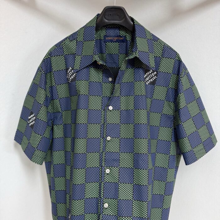Camicia casual a quadri blu navy e verde con dettagli retrò e tessuto leggero respirabile.