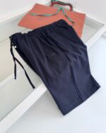 Shorts da relax navy con accessorio colorato, stile casual e outfit sportivo elegante.