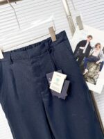 Pantaloni navy eleganti, moderni e versatili, perfetti per look casual e chic uomo.