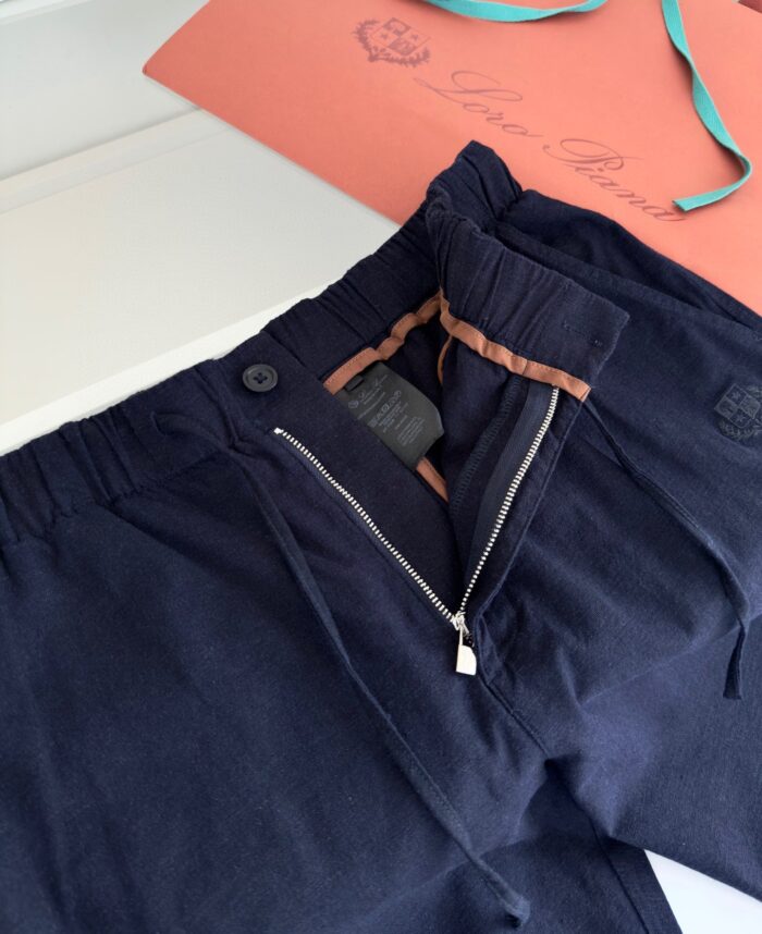 Pantaloni navy casual con zip, vita elasticata e dettagli eleganti, perfetti per ogni occasione.
