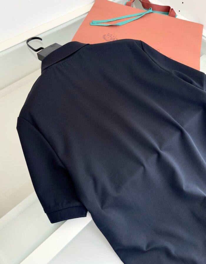 Maglia polo navy con borsa shopping elegante, stile casual e raffinato per ogni occasione.