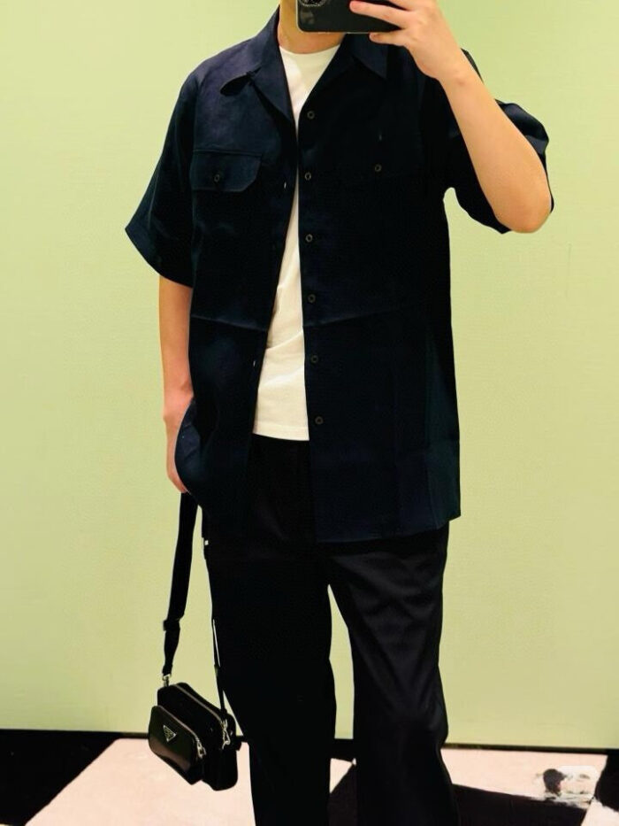 Stile casual con camicia navy, T-shirt bianco e borsa crossbody nera elegante.