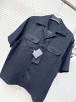 Camicia navy casual con tasche frontali, bottoni e stile versatile per ogni occasione.