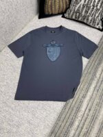 Maglietta Navy con logo a scudo, stile casual, ideale per look rilassati e di tendenza.