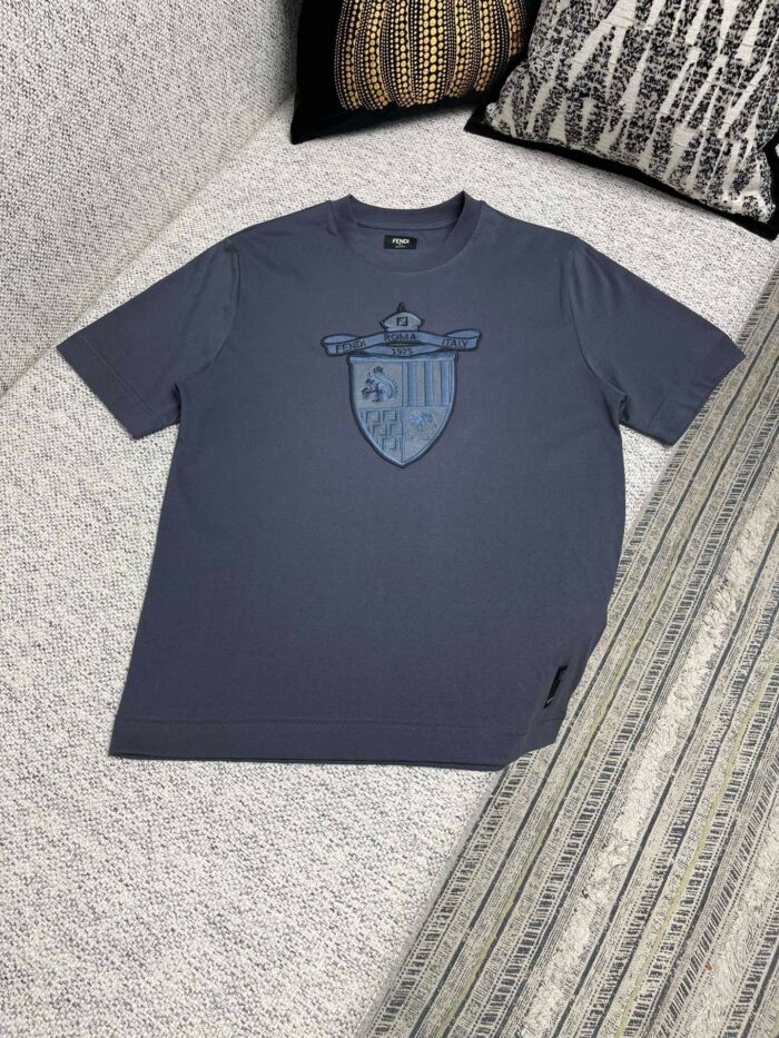 Maglietta Navy con logo a scudo, stile casual, ideale per look rilassati e di tendenza.