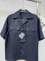 Camicia uomo corta navy con tasche, stile casual elegante, perfetta per l’estate.