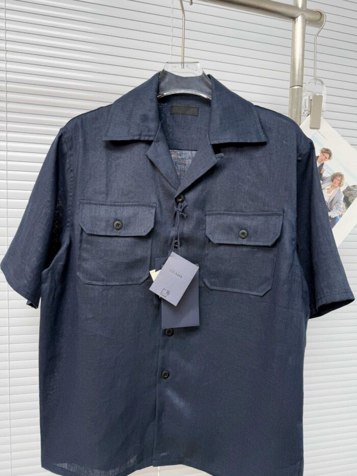 Camicia uomo corta navy con tasche, stile casual elegante, perfetta per l’estate.