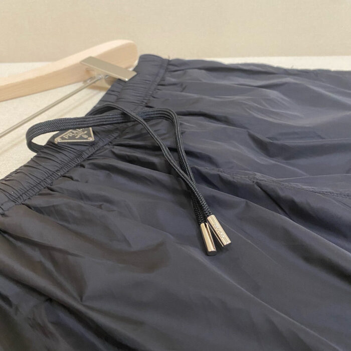 Pantaloncini sportivi neri con elastico e cordino, ideali per attività casual e outdoor.