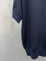 Maglione navy in lana, maniche a tre quarti, dettaglio a costine, stile elegante e confortevole.