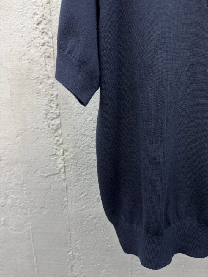 Maglione navy in lana, maniche a tre quarti, dettaglio a costine, stile elegante e confortevole.