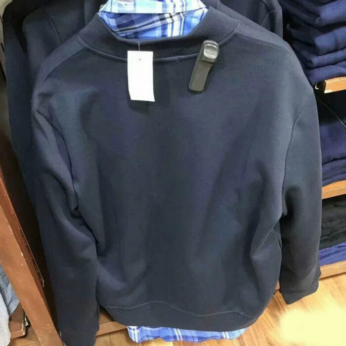 Maglia navy con camicia a quadri, look casual e versatile, ideale per il daily wear.