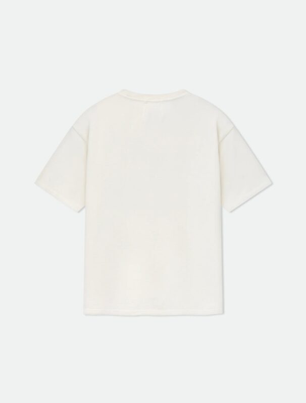 T-shirt casual off-white, maniche corte, stile minimalista e look versatile.