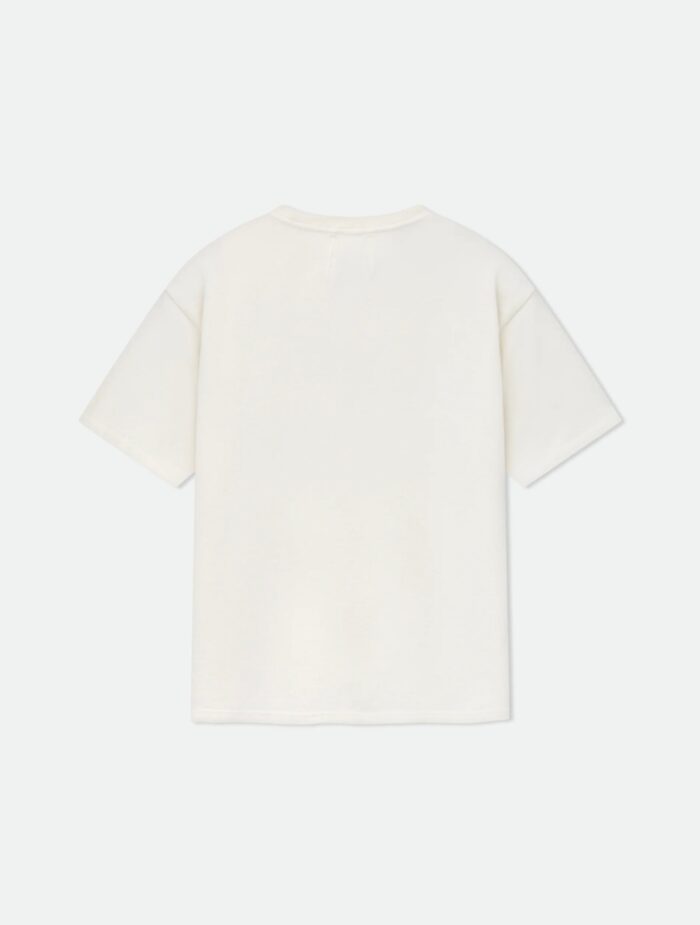 T-shirt casual off-white, maniche corte, stile minimalista e look versatile.