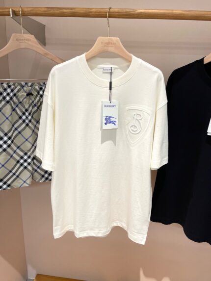 Maglietta off-white in cashmere con shorts checkered e camicia nera, stile casual e moderno.