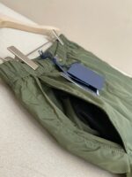 Pantaloncini verde oliva casual con tasche sportive e cintura elastica, perfetti per lestate.