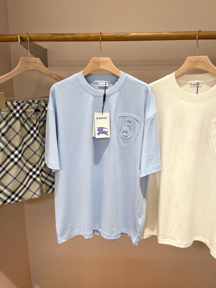 Look casual con T-shirt blu e bianca, shorts a quadri estivi e confortevoli.