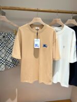 Abbigliamento estivo: t-shirt casual marrone e bianca con pantaloncini checkered leggeri.
