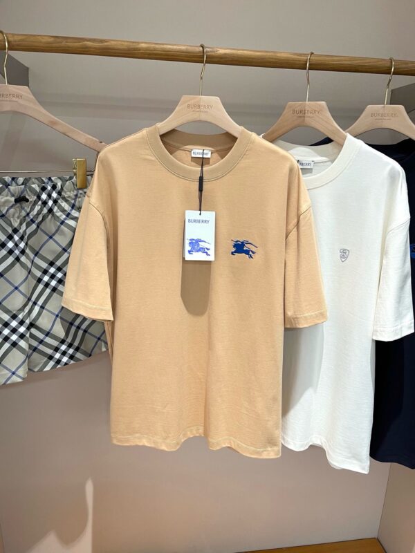 Abbigliamento estivo: t-shirt casual marrone e bianca con pantaloncini checkered leggeri.