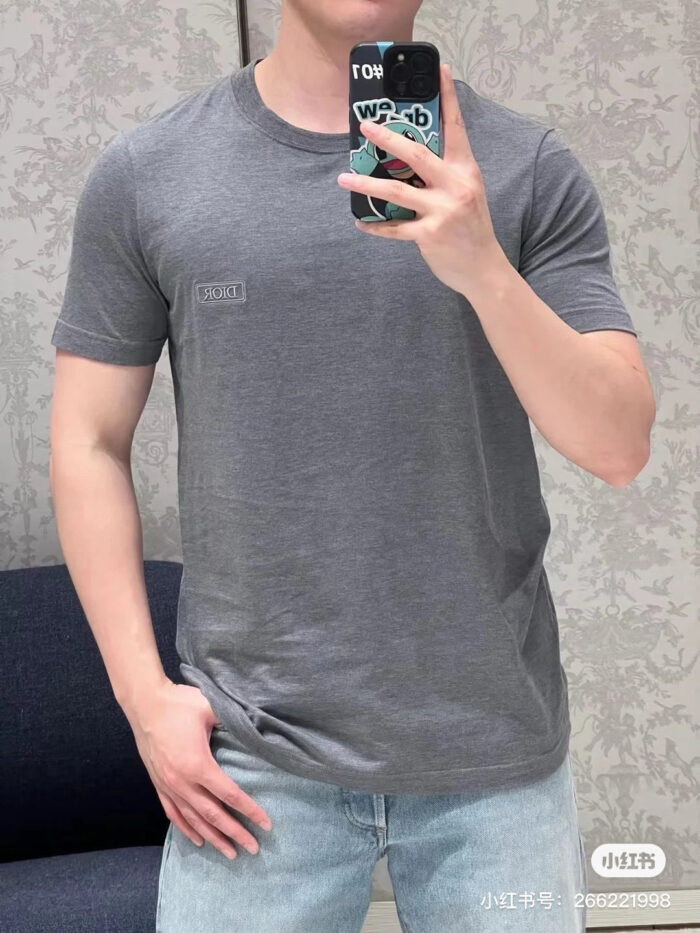 Vestito casual con maglietta grigia aderente e jeans chiari per uno stile moderno e rilassato.