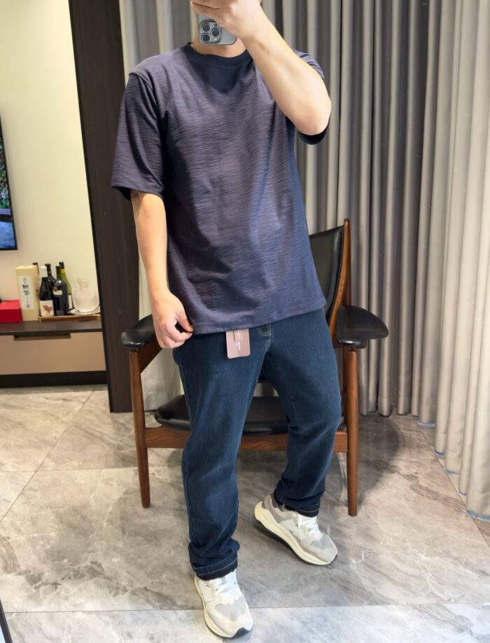 Look casual e alla moda in un ambiente domestico moderno e accogliente.