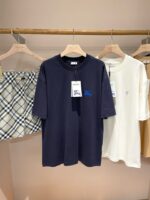 Completo casual con gonna a quadri navy e T-shirt in blu navy e crema.