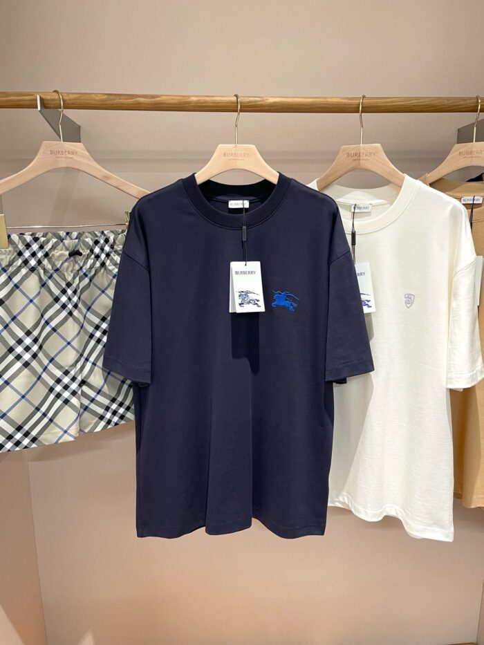 Completo casual con gonna a quadri navy e T-shirt in blu navy e crema.