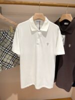 Abbigliamento estivo: polo bianca, shorts a quadri e polo marrone in negozio.