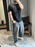 Selfie in casual streetwear con jeans sfumati e sneakers comodi in ambiente moderno.