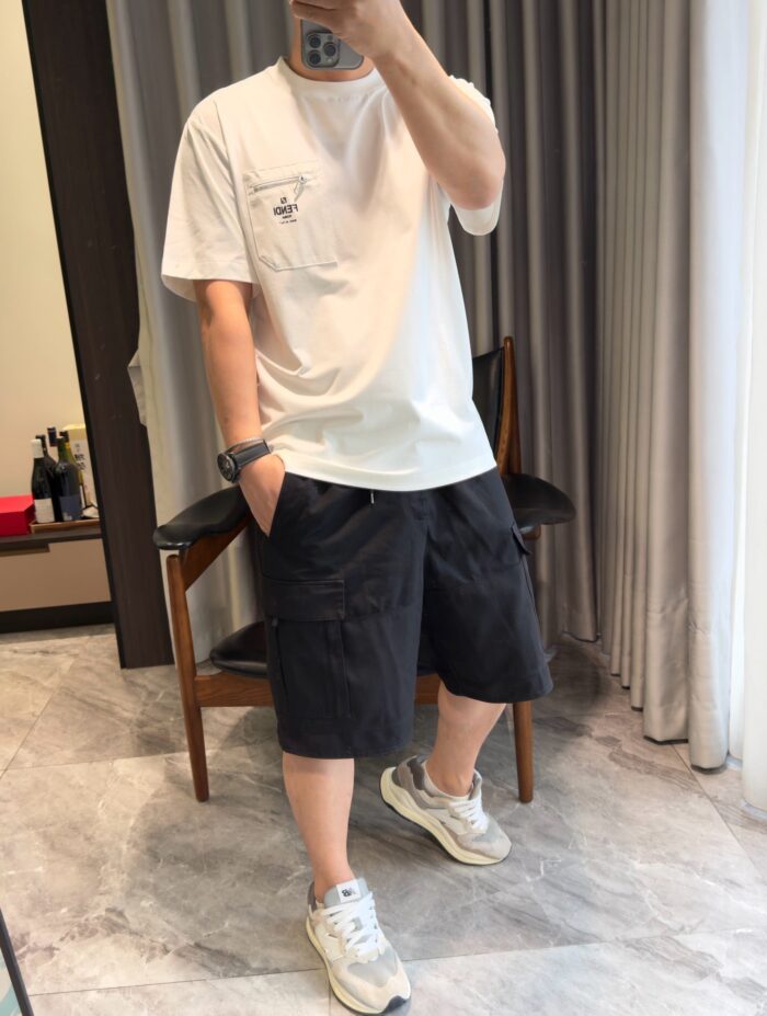 Look casual con T-shirt bianco, pantaloncini, sneakers moderni e ambiente elegante.