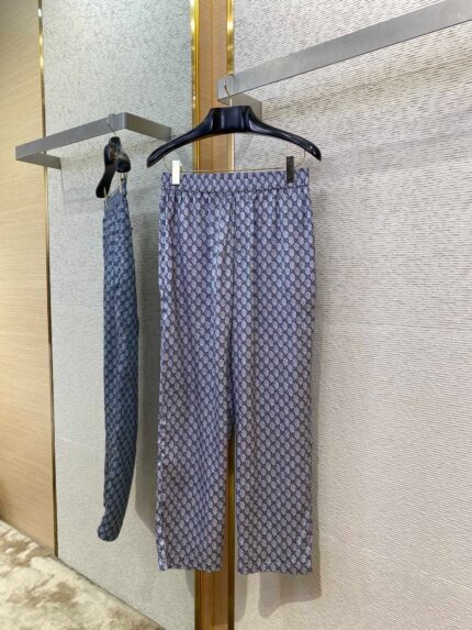 Pantaloni blu con fantasia geometrica, stile casual e moderno, ideali per un look rilassato.