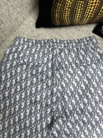 Pantaloni casual con motivo astratto blu e bianco, vita elastica e tasche posteriori.