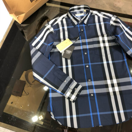 Camicia uomo a quadri navy, collo spagliato, stile casual eleganti su superficie lucida.