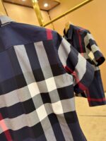 Camicie a quadri casual in cotone leggero, stile elegante e versatile, su esposizione minimalista.