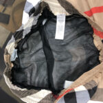 Cappello o felpa casual con interno in mesh e motivo plaid beige, nero e rosso.